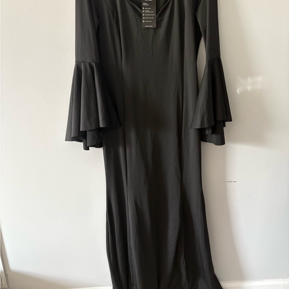 Chic Black Long Sleeve Dress with Flared Cuffs